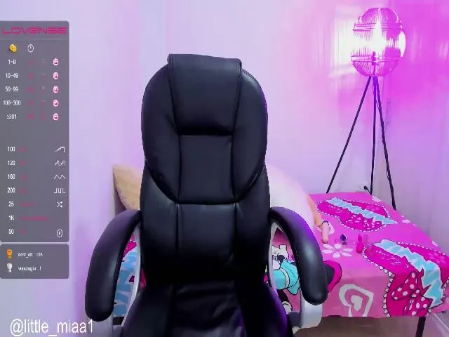 Live sex webcam photo for Little_Miaa1 #253285730