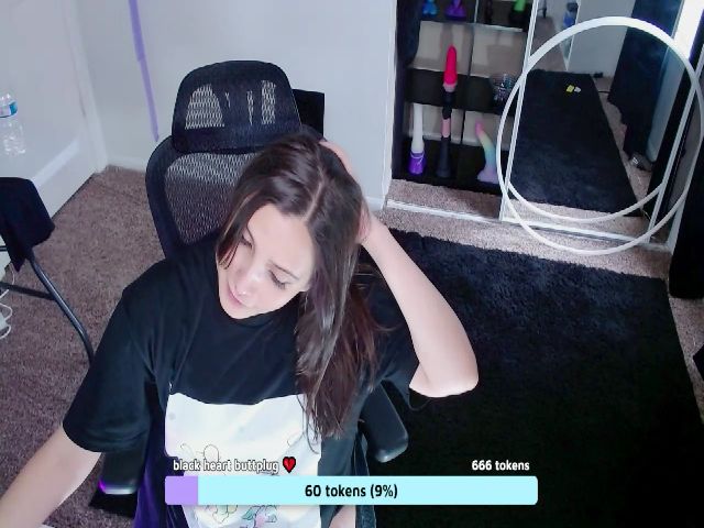 Live sex webcam photo for moonlitfox #258212217