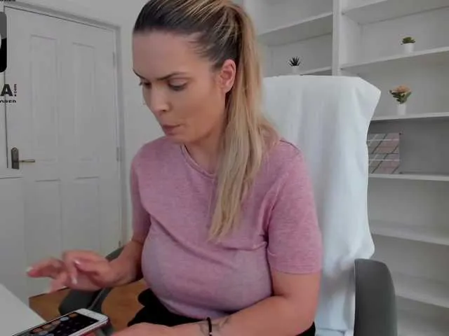 Live sex webcam photo for VanessaCroft #260622991