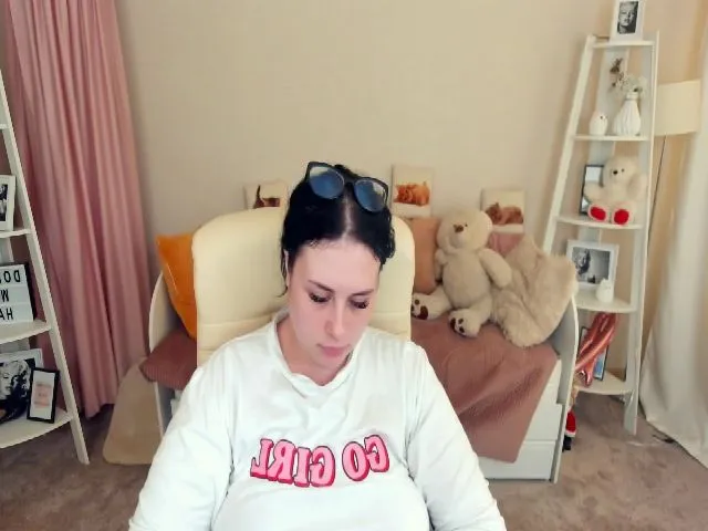 Live sex webcam photo for SerahMirabeli #263562562