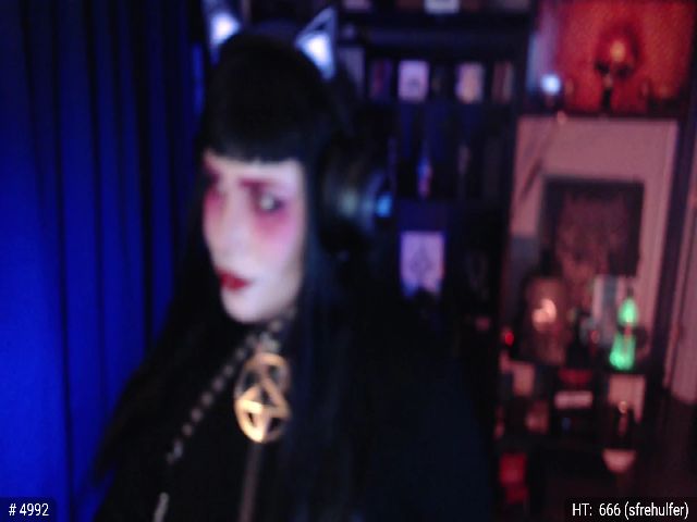 Live sex webcam photo for QueenOfMetal #254716103