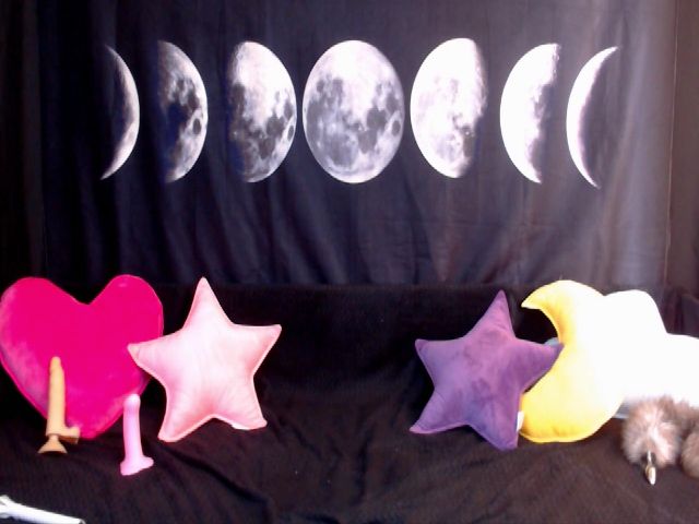 Live sex webcam photo for Lovelymiracle #255101191