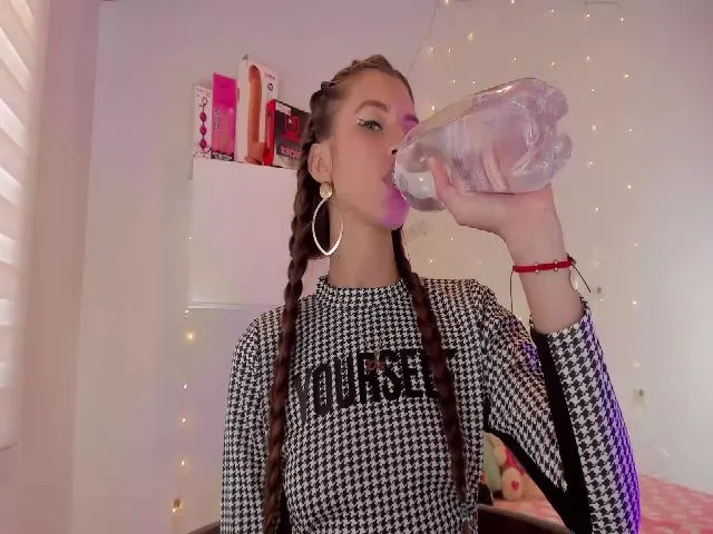 Live sex webcam photo for AlessaKitty #255421818