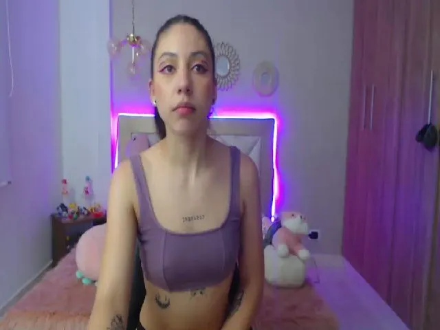 Live sex webcam photo for Emily_evans18 #259104188