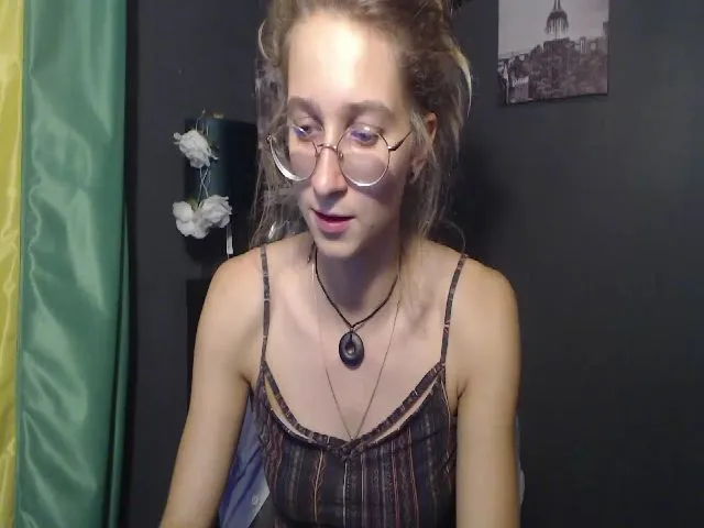 Live sex webcam photo for KINKYkeira #260826897