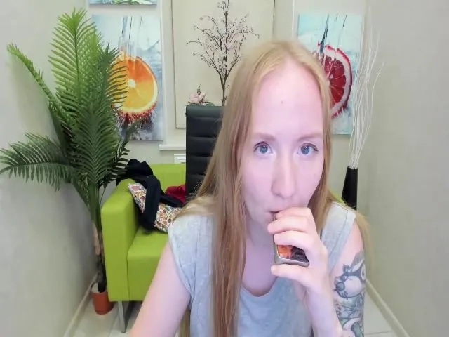 Live sex webcam photo for StunningKelly #258096069