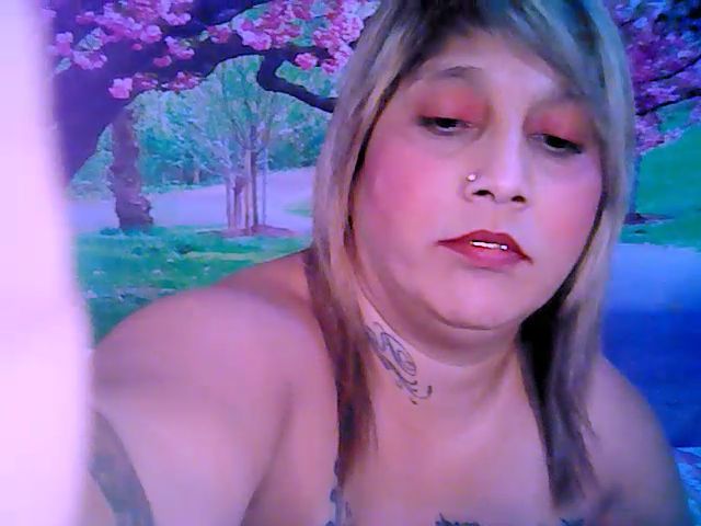 Live sex webcam photo for Roxyfoxy69 #265093146