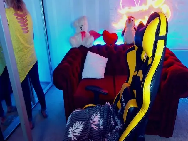 Live sex webcam photo for WhiteFoxi #255945782