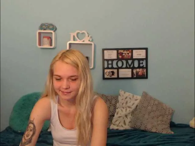 Live sex webcam photo for AnnaHappy18 #241367588