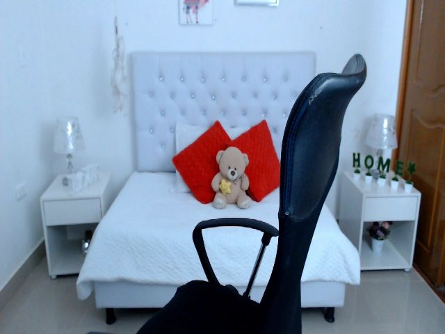 Live sex webcam photo for Antonella_lpz #262300686