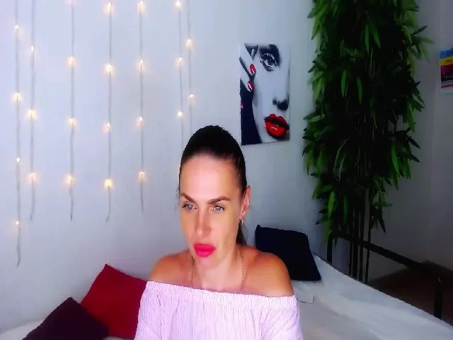 Live sex webcam photo for Laura_Smith #253316425