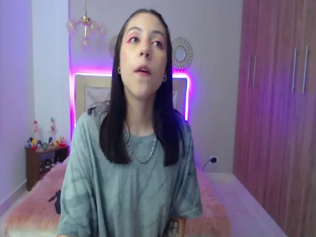 Live sex webcam photo for Emily_evans18 #262885197