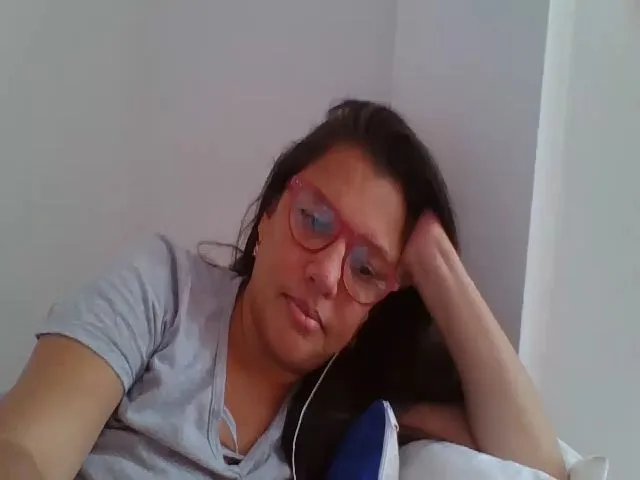 Live sex webcam photo for SweetLola01 #253464614