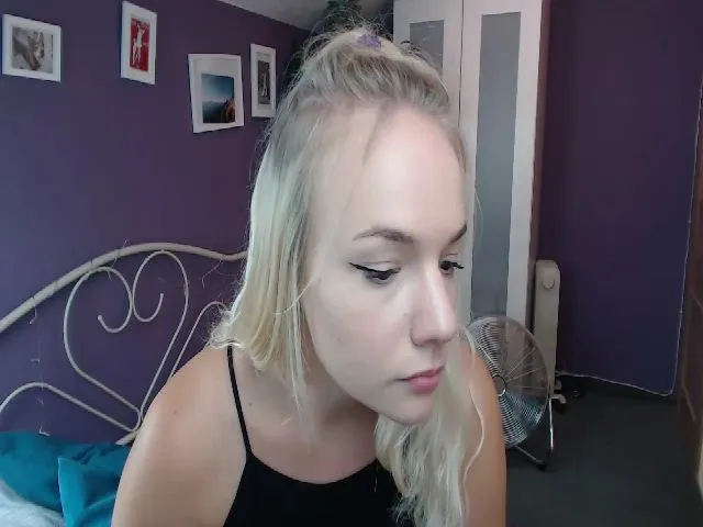 Live sex webcam photo for JoanQueen #261277957