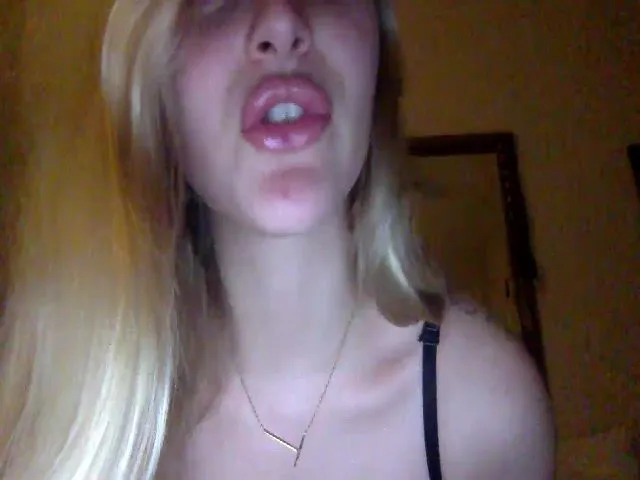 Live sex webcam photo for Izzabella99 #252981399