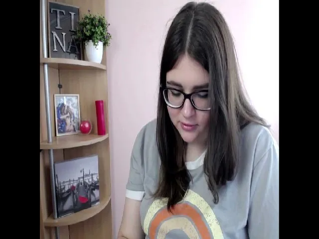 Live sex webcam photo for SweetyTinna #259214249