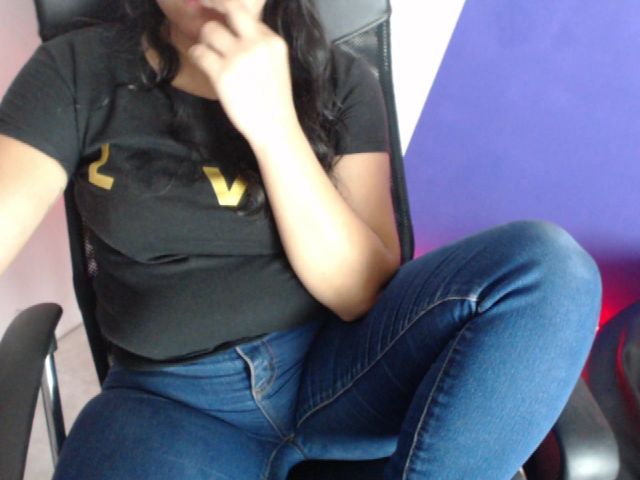 Live sex webcam photo for sophiie_fox #253913792