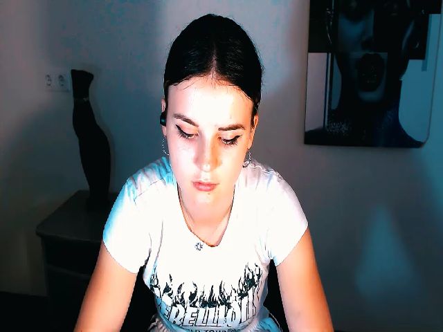 Live sex webcam photo for EmilyFar #255887747