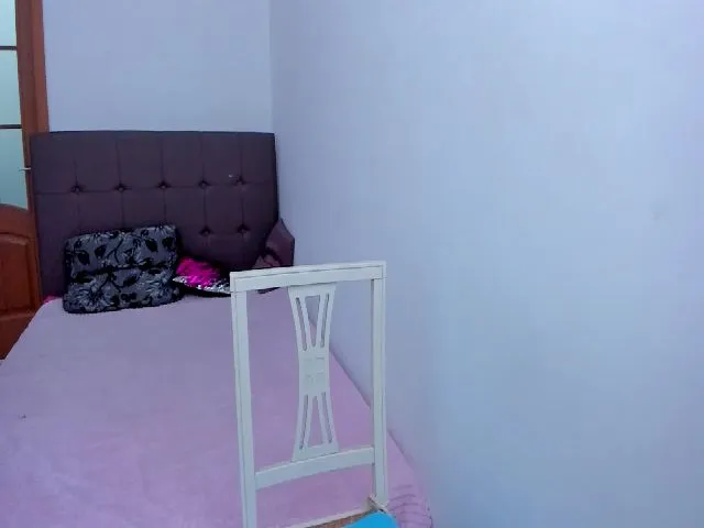 Live sex webcam photo for KarenFinger #263916459