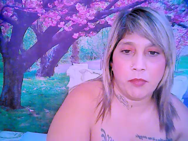 Live sex webcam photo for Roxyfoxy69 #265115893