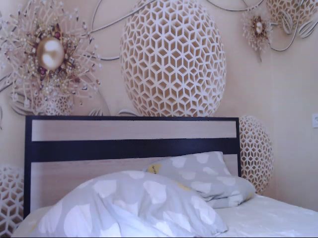 Live sex webcam photo for MeltingJulia #258139271