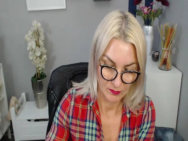 Live sex webcam photo for YummyLOR #256223743