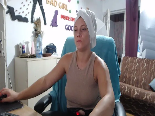 Live sex webcam photo for LiaMelanyy #263985683