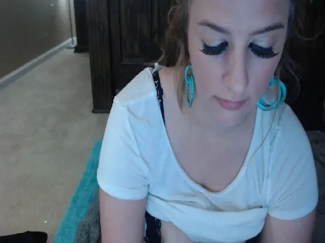 Live sex webcam photo for QueenKM #254563211