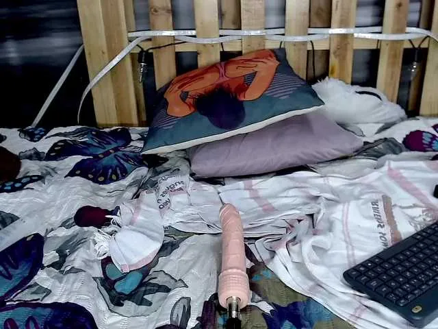 Live sex webcam photo for Rosiiee #253958733