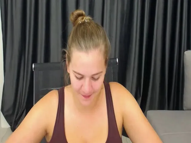 Live sex webcam photo for KellyKleine #254611173