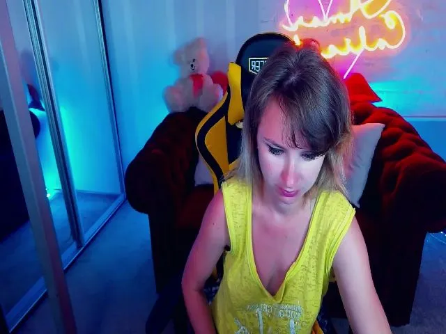 Live sex webcam photo for WhiteFoxi #255970473