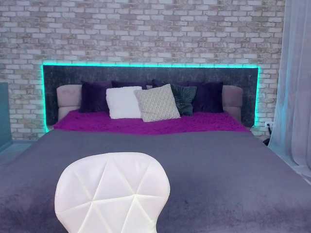 Live sex webcam photo for RaffaelaC #247429783