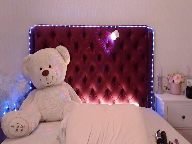 Live sex webcam photo for Roxy_Di #255873067