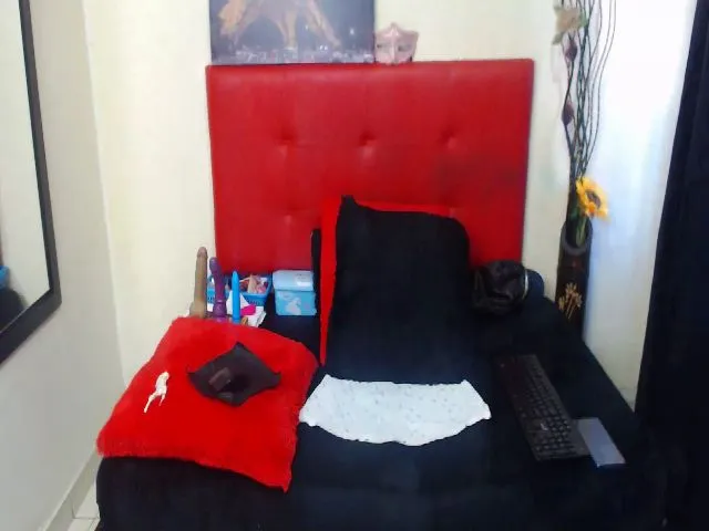 Live sex webcam photo for Crazyqueen01 #254291011