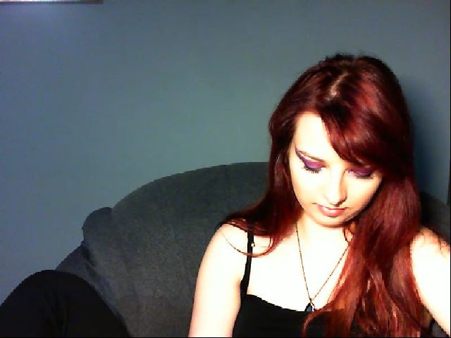 Live sex webcam photo for VirginLuna18 #260110346