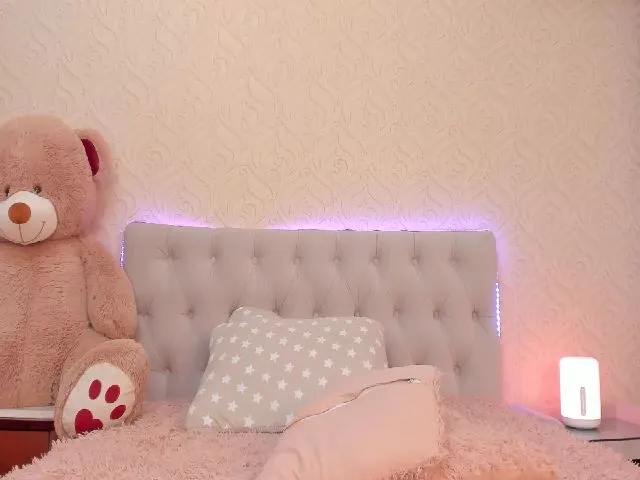 Live sex webcam photo for LoriLeen #262146987