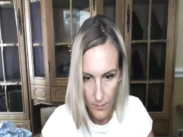 Live sex webcam photo for MiliEsiens #253714420