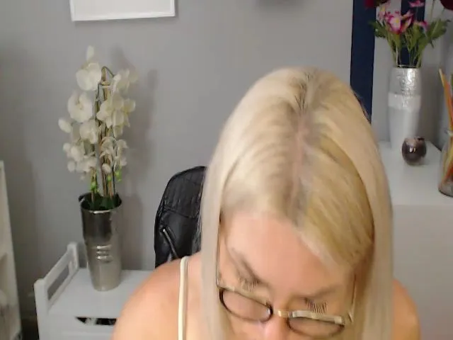 Live sex webcam photo for YummyLOR #254042348