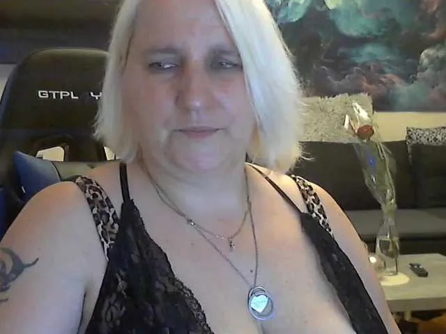 Live sex webcam photo for DrachenLady39 #251306979