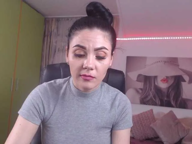 Live sex webcam photo for Evelyn7 #247667483