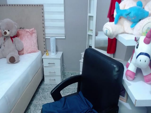 Live sex webcam photo for Emacollins #264031243