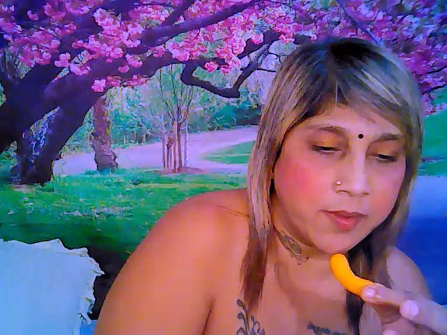 Live sex webcam photo for Roxyfoxy69 #263979440