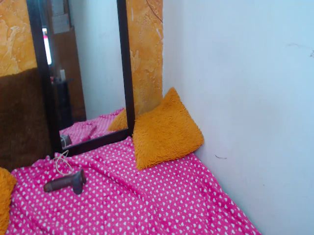 Live sex webcam photo for KellyJhons #253664743