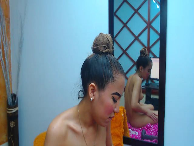 Live sex webcam photo for KellyJhons #261237321