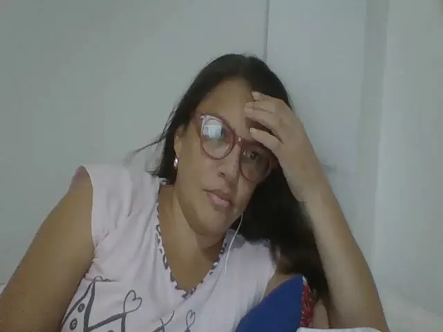 Live sex webcam photo for SweetLola01 #253993721