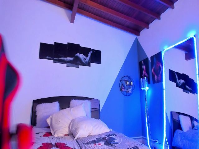 Live sex webcam photo for Candyred88 #253375215