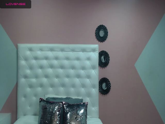 Live sex webcam photo for Valeria_Fox1 #258141449