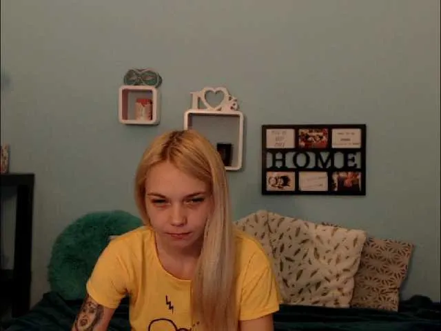 Live sex webcam photo for AnnaHappy18 #241620526