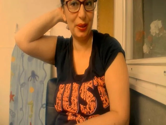 Live sex webcam photo for EmilyBelly #264233236