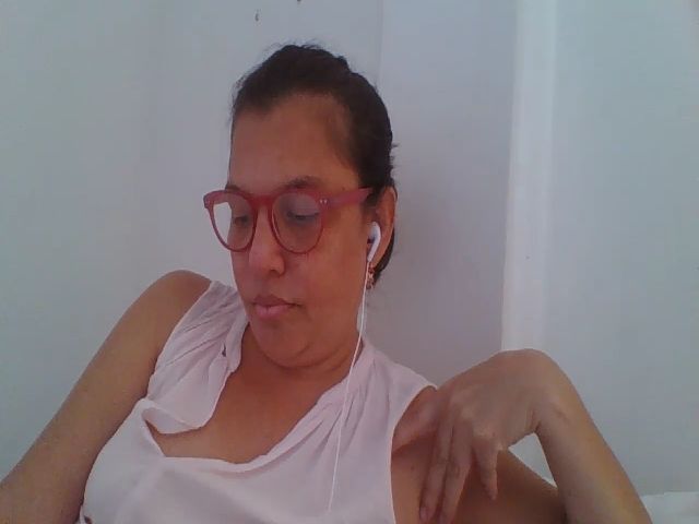 Live sex webcam photo for SweetLola01 #258293295